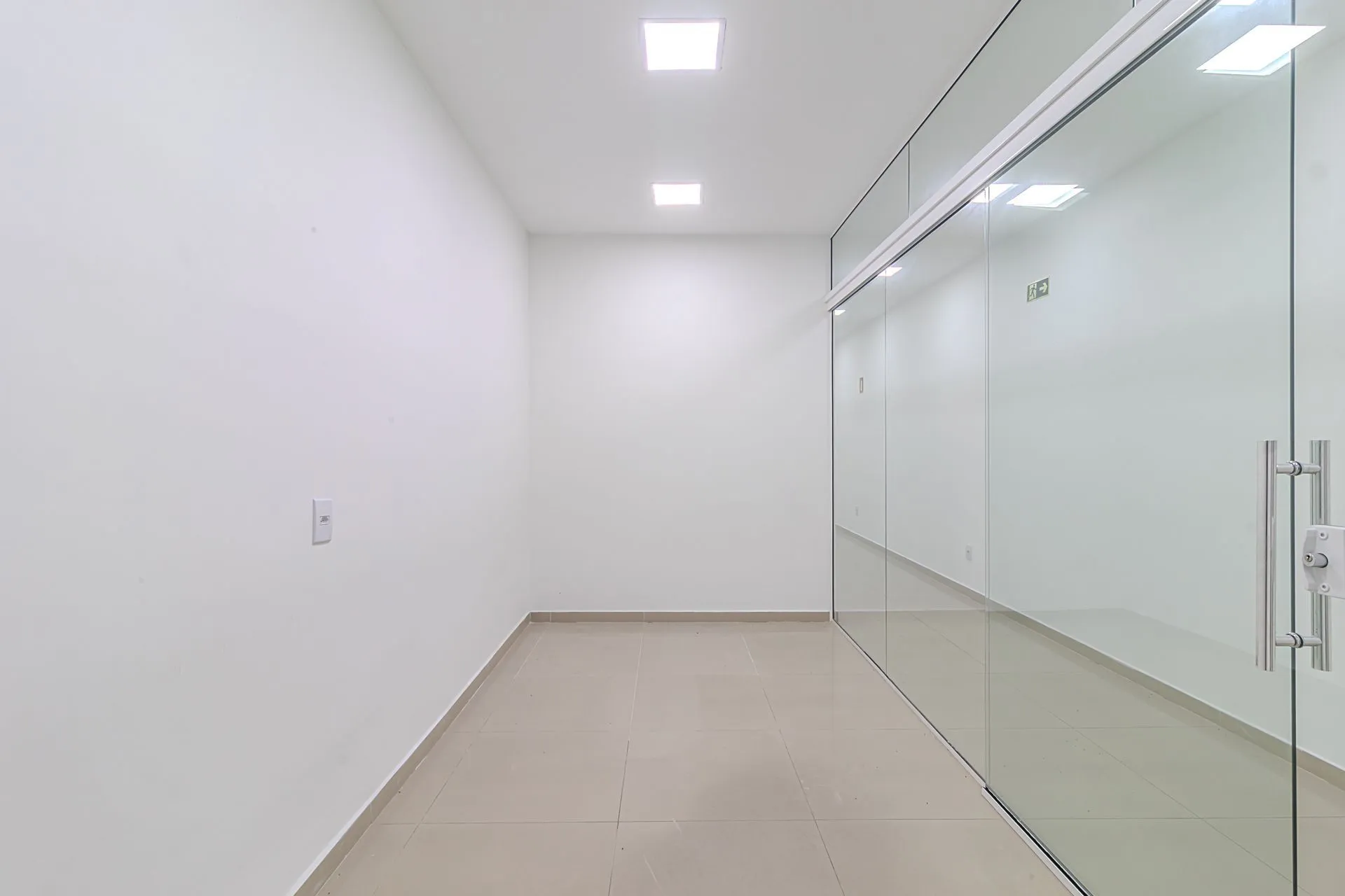 Imagem : MÁFFER IMÓVEIS ALUGA LOJA COMERCIAL COM 351M² DE ÁREA PRIVATIVA toda REFORMADA com excelente fachada e espaço para estacionamento em frente ao imóvel, ideal para empresas que buscam visibilidade e facilidade de acesso.
