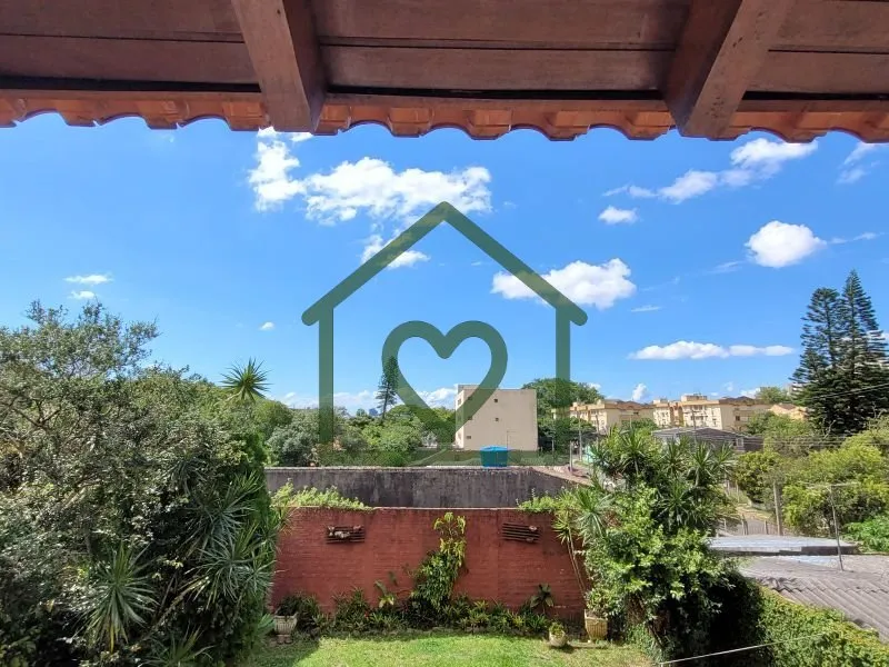 Imagem Casa estilo " tradicional", sólida, construída p/ morar e ter muita história, como disse o propri...