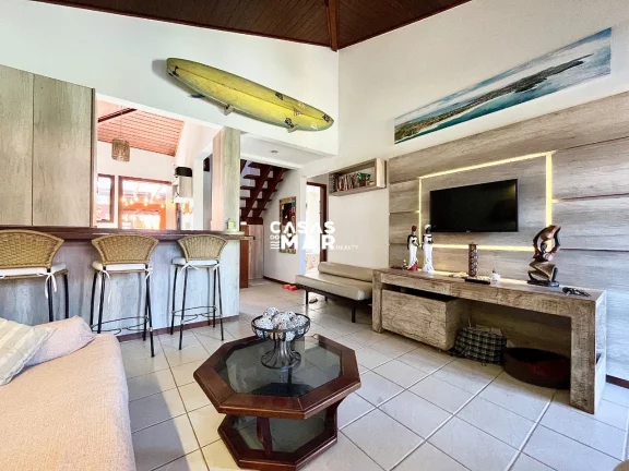 Imagem Excelente Casa em Condomínio, a poucos pasos da praia, Búzios-RJ: 4 Quartos, 3 Suítes, 2 Vagas de Garagem