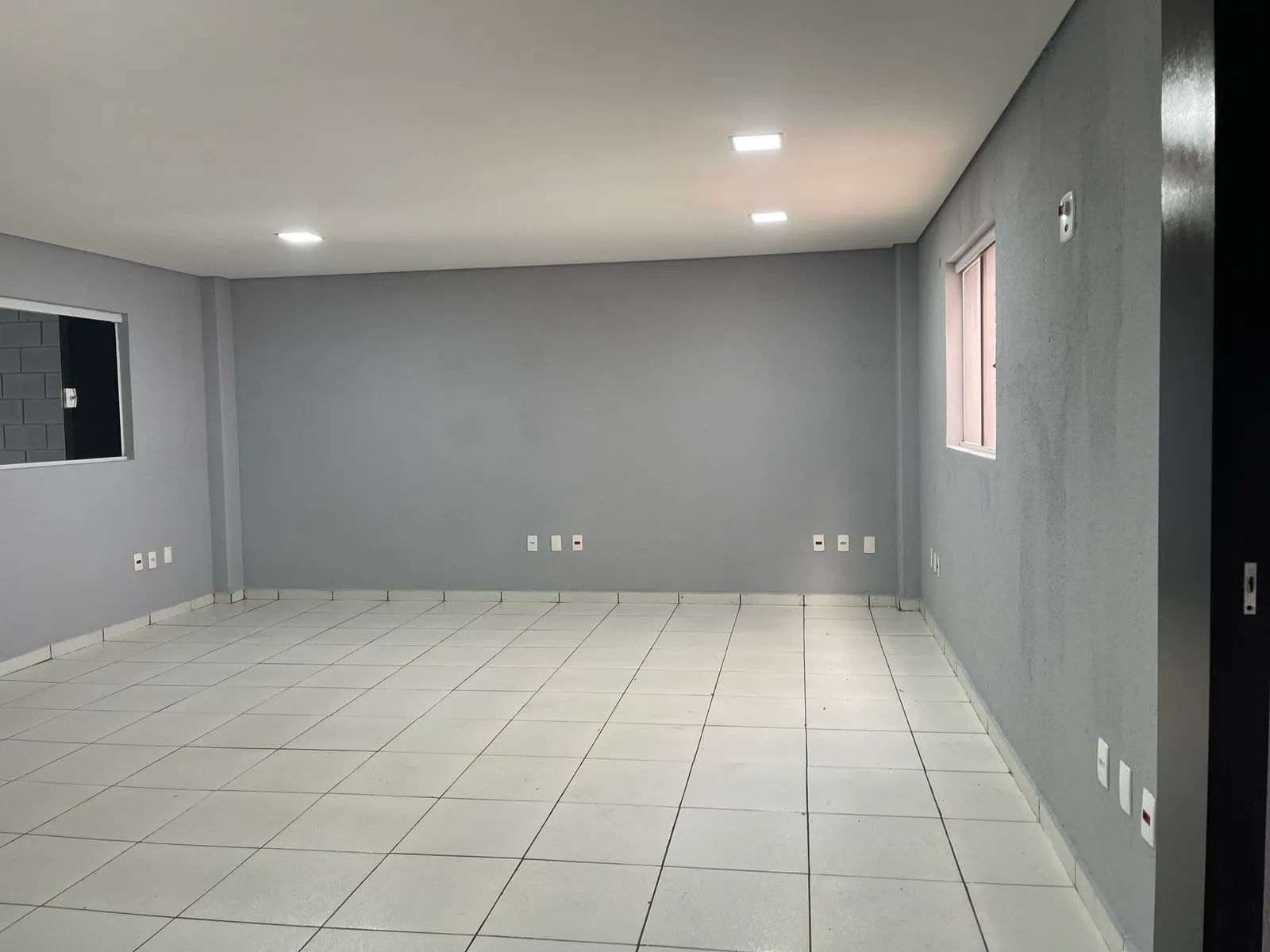 Imagem Galpão para Locação em Sorocaba - 290m² com Mezanino e Estrutura Moderna