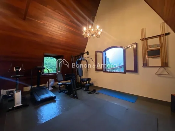 Imagem Casa com estilo suíço muito harmônica! No térreo iniciamos por uma sala de estar/TV toda avarand...