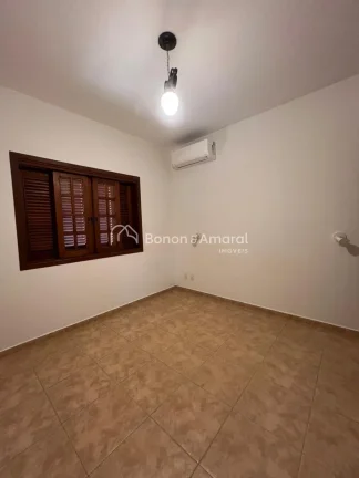 Imagem Casa muito bem distribuída, com 3 dormitórios, sendo 2 suítes. A suíte do pavimento térreo poss...