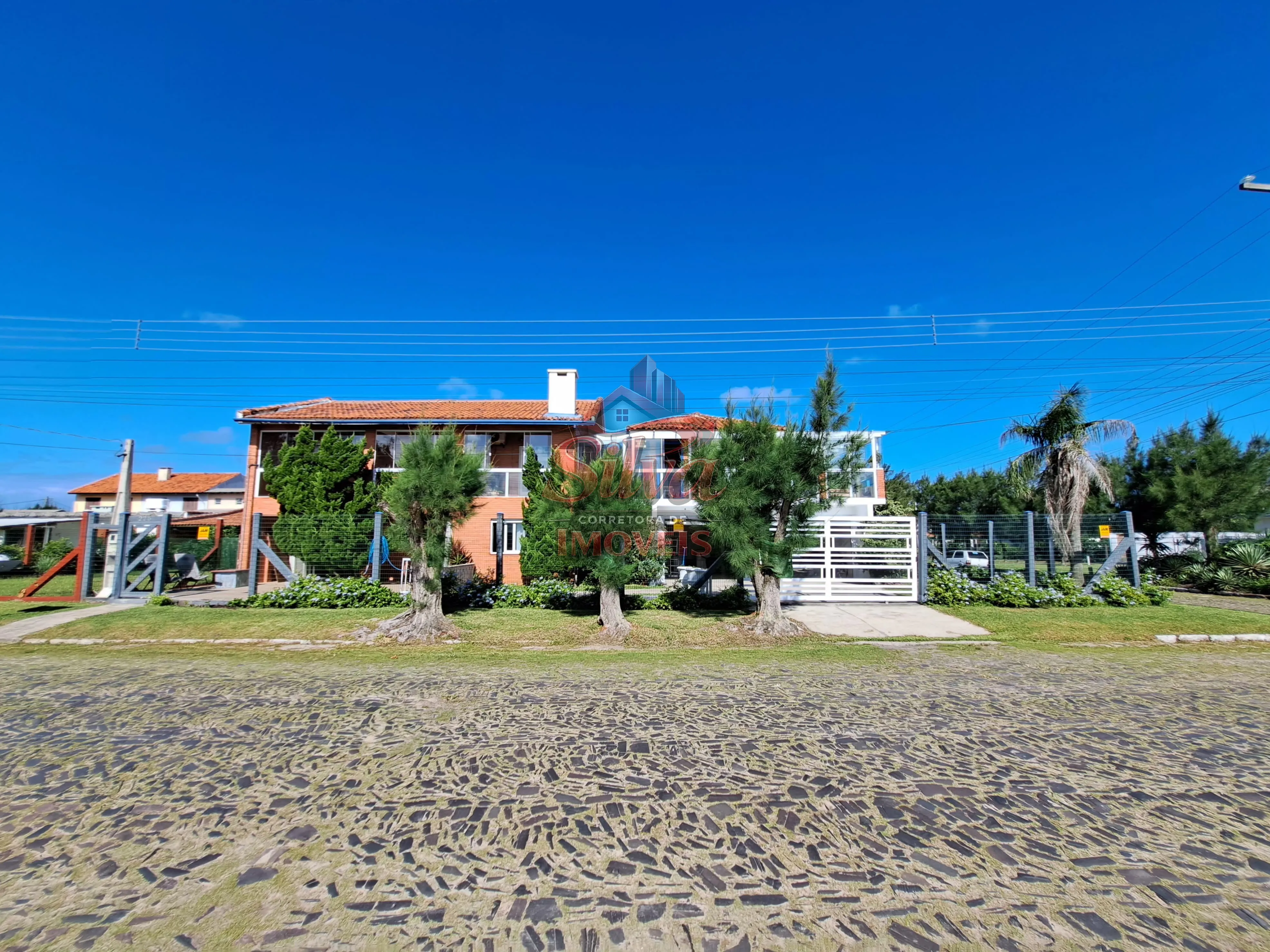 C1214 | Casa de esquina 4 dormitórios com suíte a 100m do mar