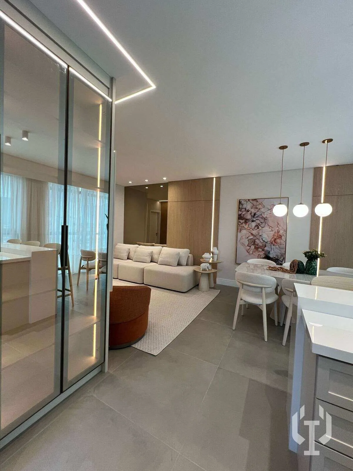 Imagem Showroom mobiliado e decorado com 3 suítes na Meia Praia