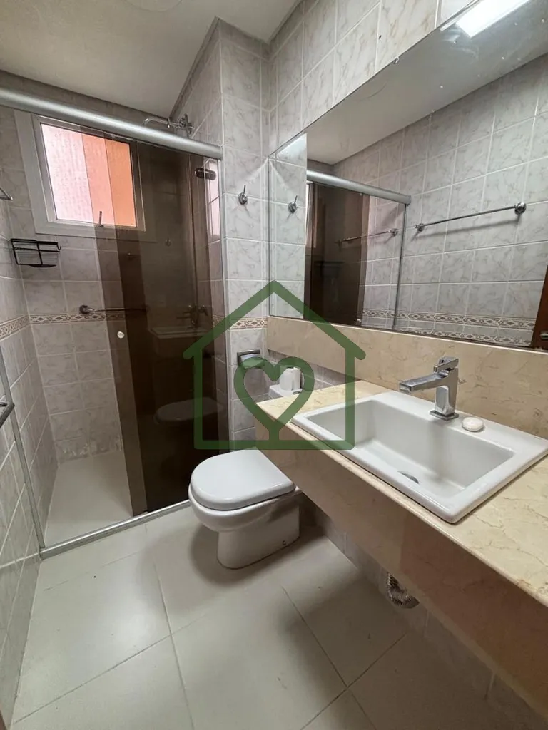 Imagem Vendo Apartamento reformado e semi mobiliado com três dormitórios, sendo um suíte, 800 metros do ...