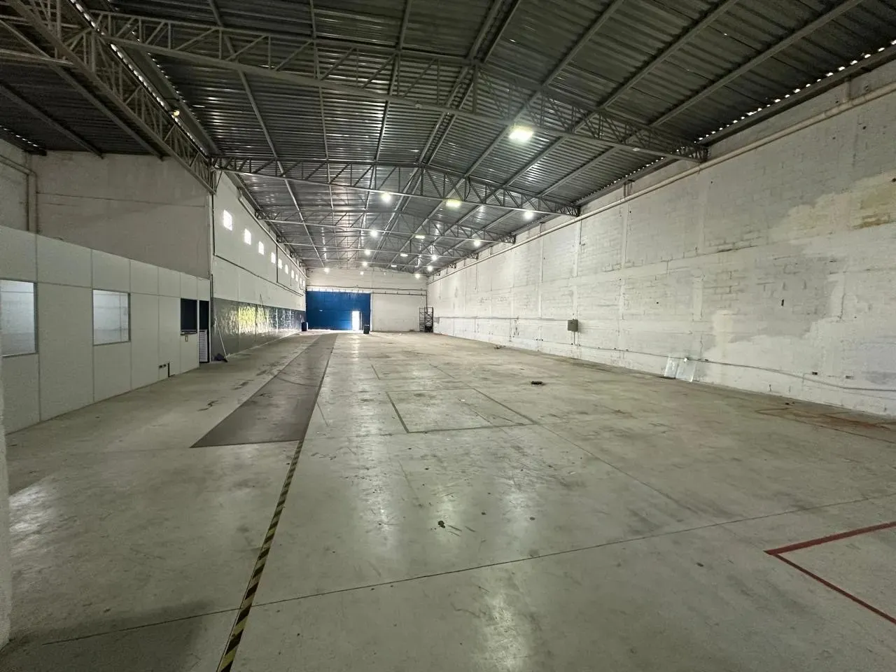 Imagem Galpão Industrial e Comercial 825m² - Acesso Fácil à Dutra