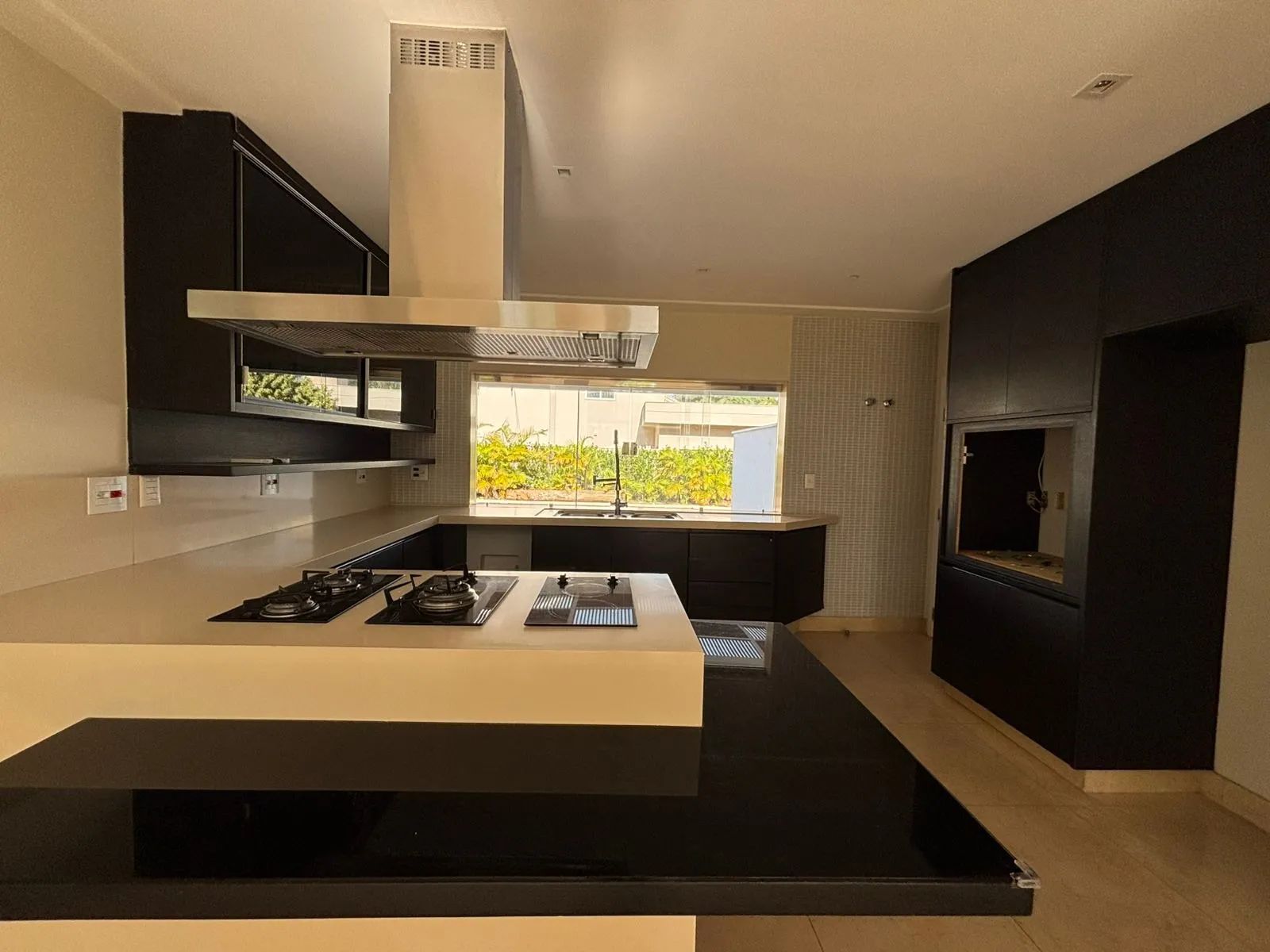 Imagem Casa de alto padrão à venda no Lago Azul Golf Club, com 4 suítes, piscina aquecida e 640 m² construídos