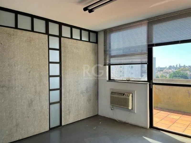 Imagem MÁFFER IMÓVEIS ALUGA - SALA COMERCIAL com 98 m² de área privativa, localizada em uma das avenidas mais estratégicas do bairro Floresta, com fácil acesso às principais vias, BRs e ao Aeroporto Salgado Filho.