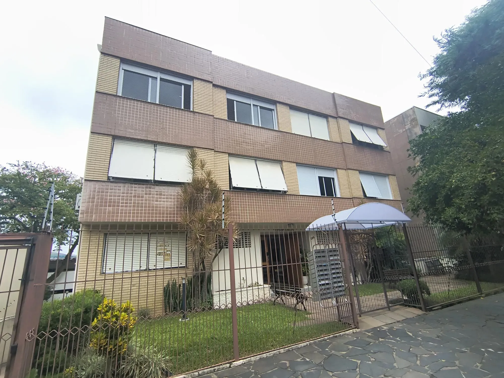 Imagem 2 dormitórios com vaga escriturada no coração do Petrópolis