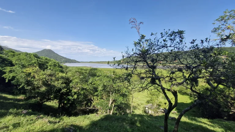 Imagem Área Exclusiva à venda com 12.500 m² no Macacu, Garopaba-SC: Vista para Lagoa e Mar.