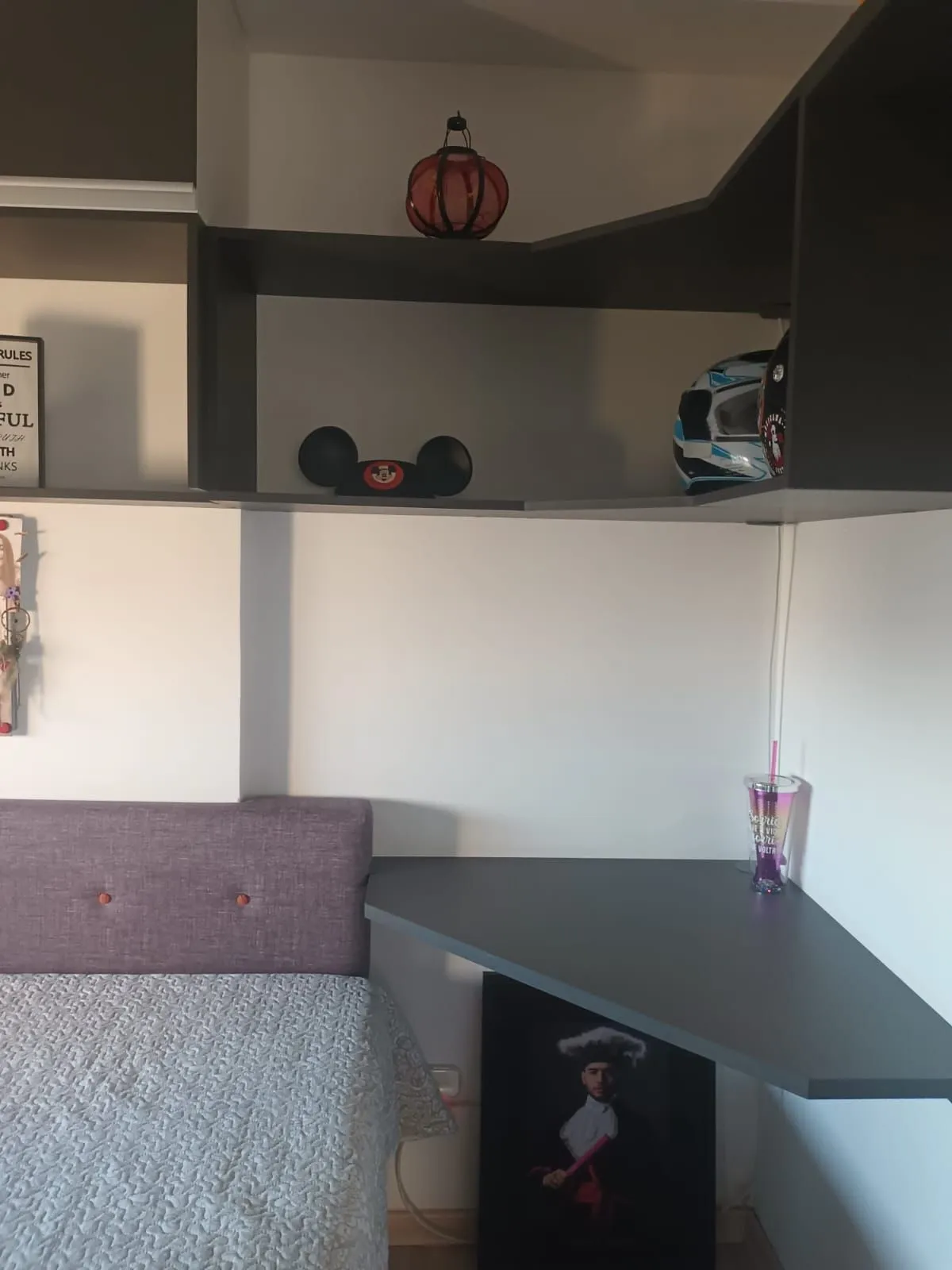 Imagem Apartamento de 3 dormitórios com living estendido, semi mobiliado, suíte e churrasqueira.