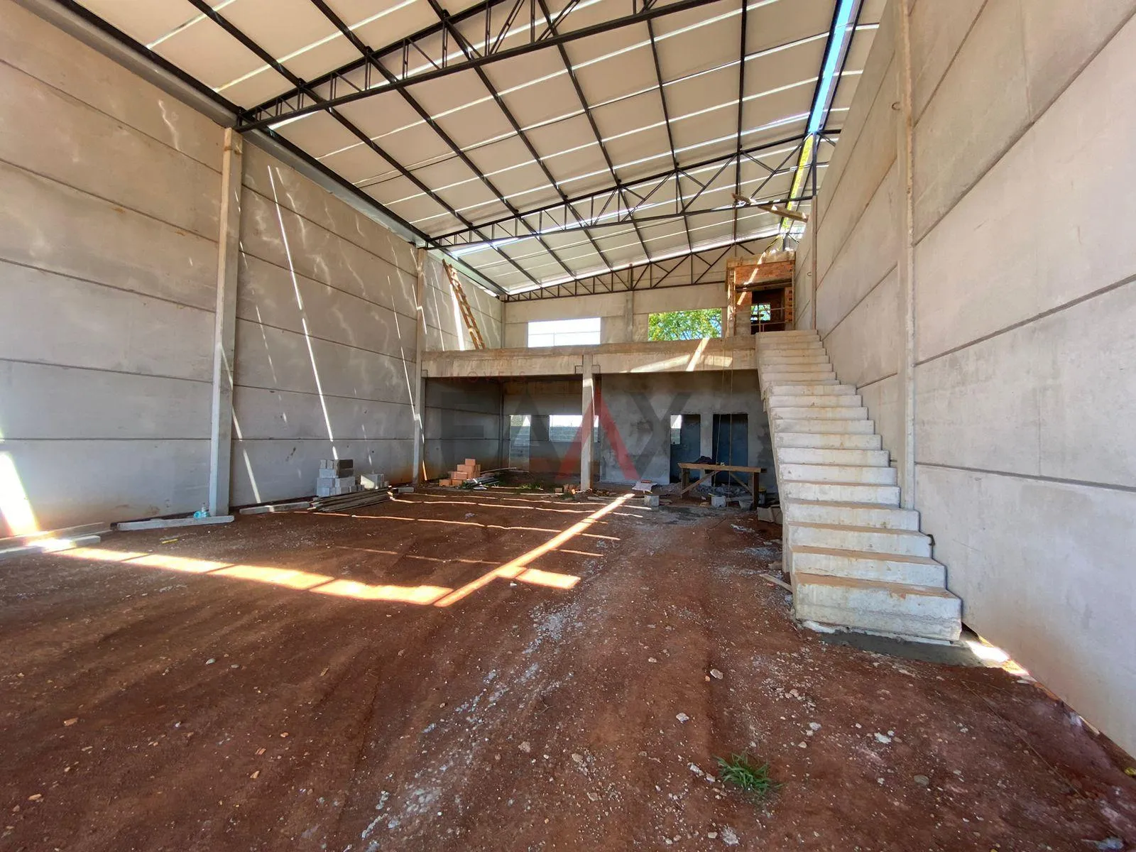 Imagem Sala comercial no Bonsucesso com amplo espaço de estacionamento sala tendo 300m