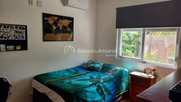 Imagem Esta casa em condomínio oferece uma área total de 480 metros quadrados, proporcionando um espaço ...