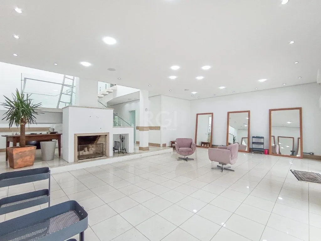 Imagem Casa Comercial de Luxo no Centro da Cidade - Oportunidade Única!