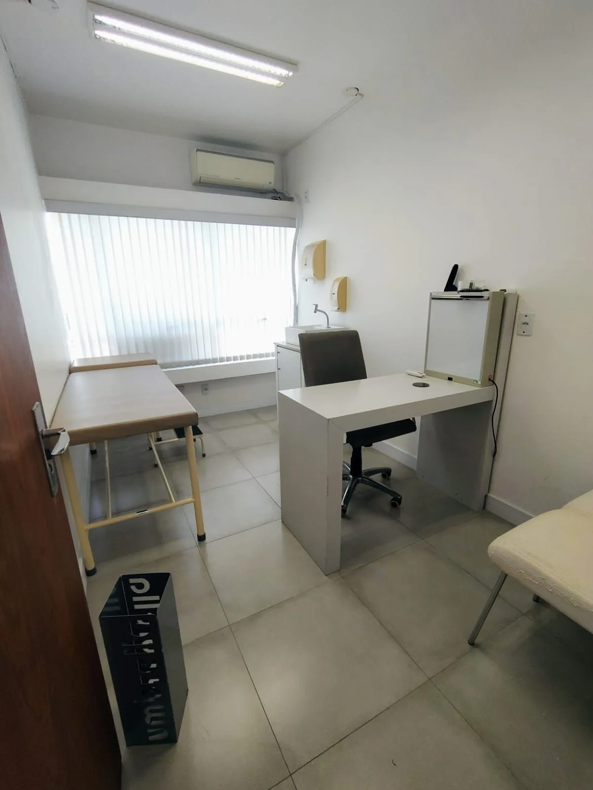 Imagem Sala ampla pois é ligada a outra ao lado do Colégio Santa Inês perto do Zaffari.