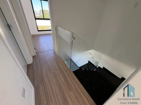 Imagem Sobrado em condomínio, amplo terreno, 03 quartos c/suíte, no Guabirotuba em Colombo -PR
