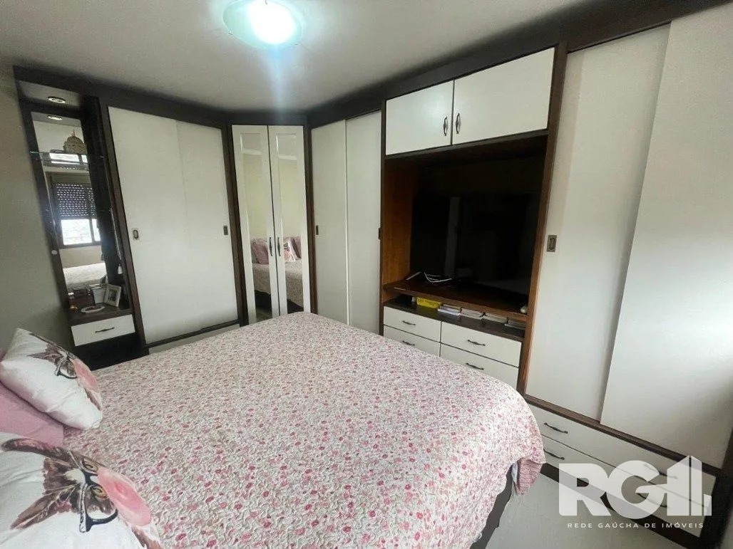 Imagem Apartamento com 3 dormitórios, 1 suíte, lavabo, 2 vagas cobertas, semimobiliado, churrasqueira e lareira.