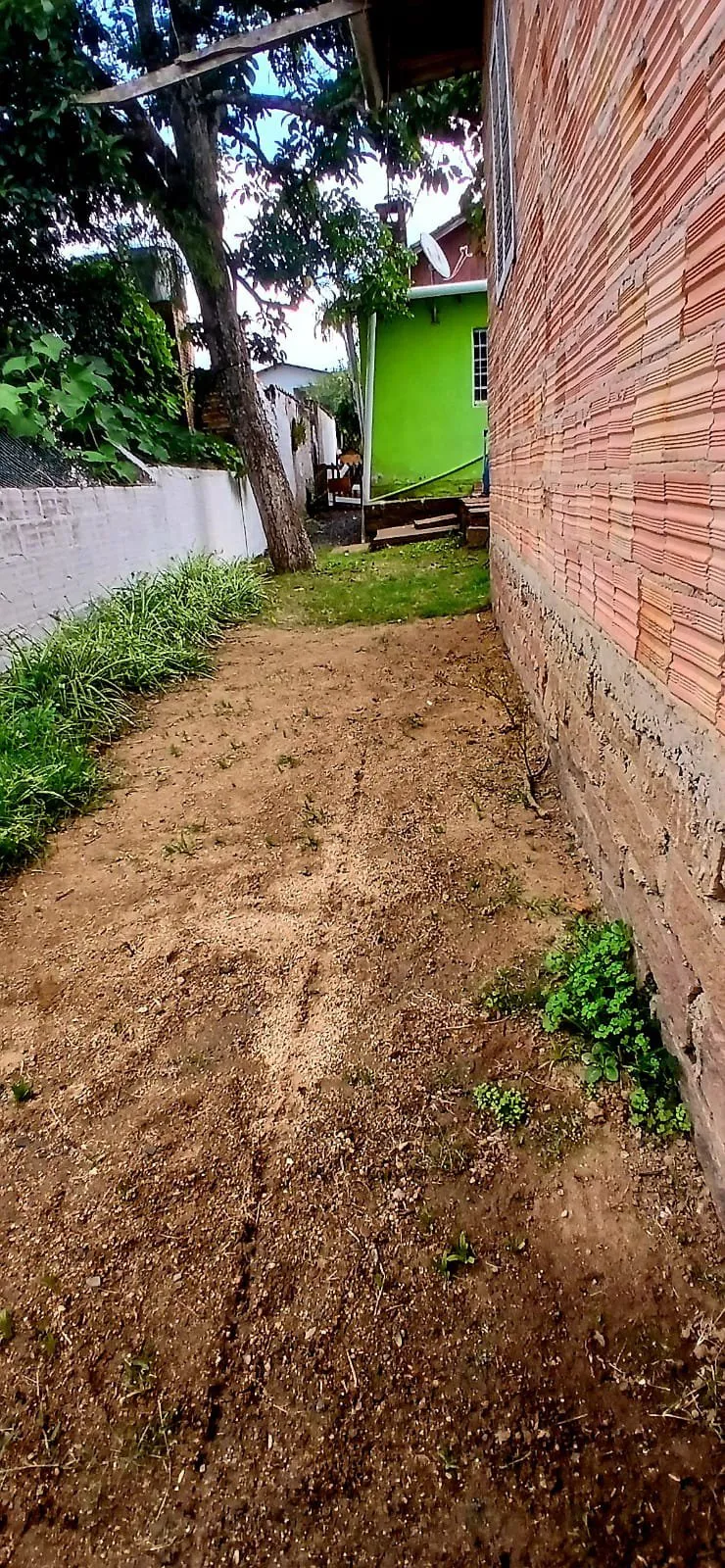 Imagem Terreno á venda no Jardim Krahe - Com duas casas no pátio!