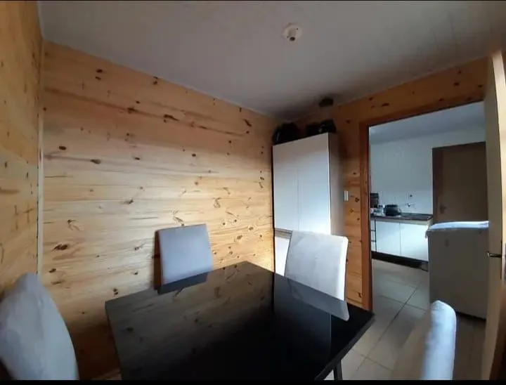 Imagem Terreno com 2 casas pré-fabricadas recém-construídas