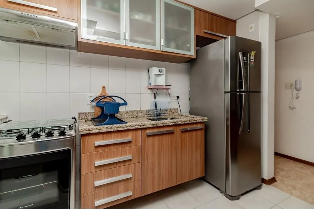 Imagem Apartamento com 3 dormitórios (sendo 1 suíte), 2 banheiros, lareira, churrasqueira e 2 vagas de garagem.
