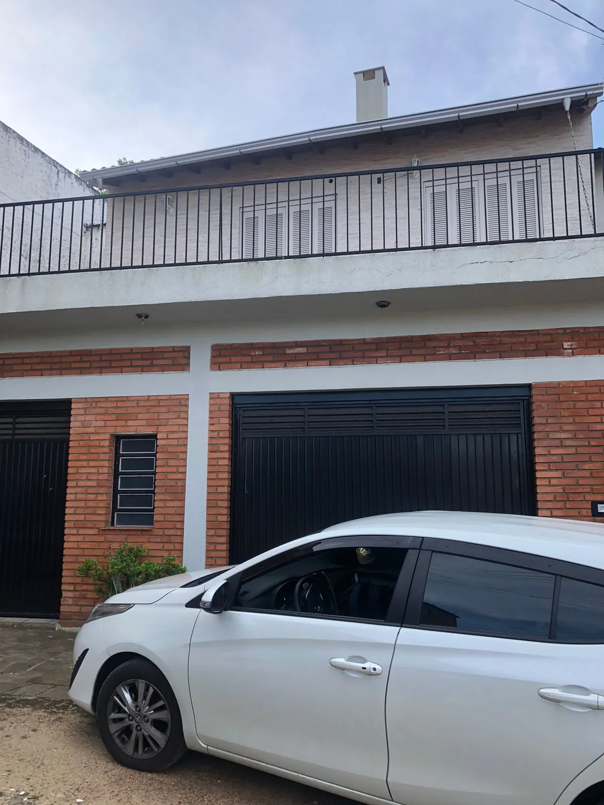 Imagem CASA 03 dormitórios, 01 suíte, lareira, churrasqueira, terraço, pátio, garagens cobertas na VILA NOVA - ótima localização
