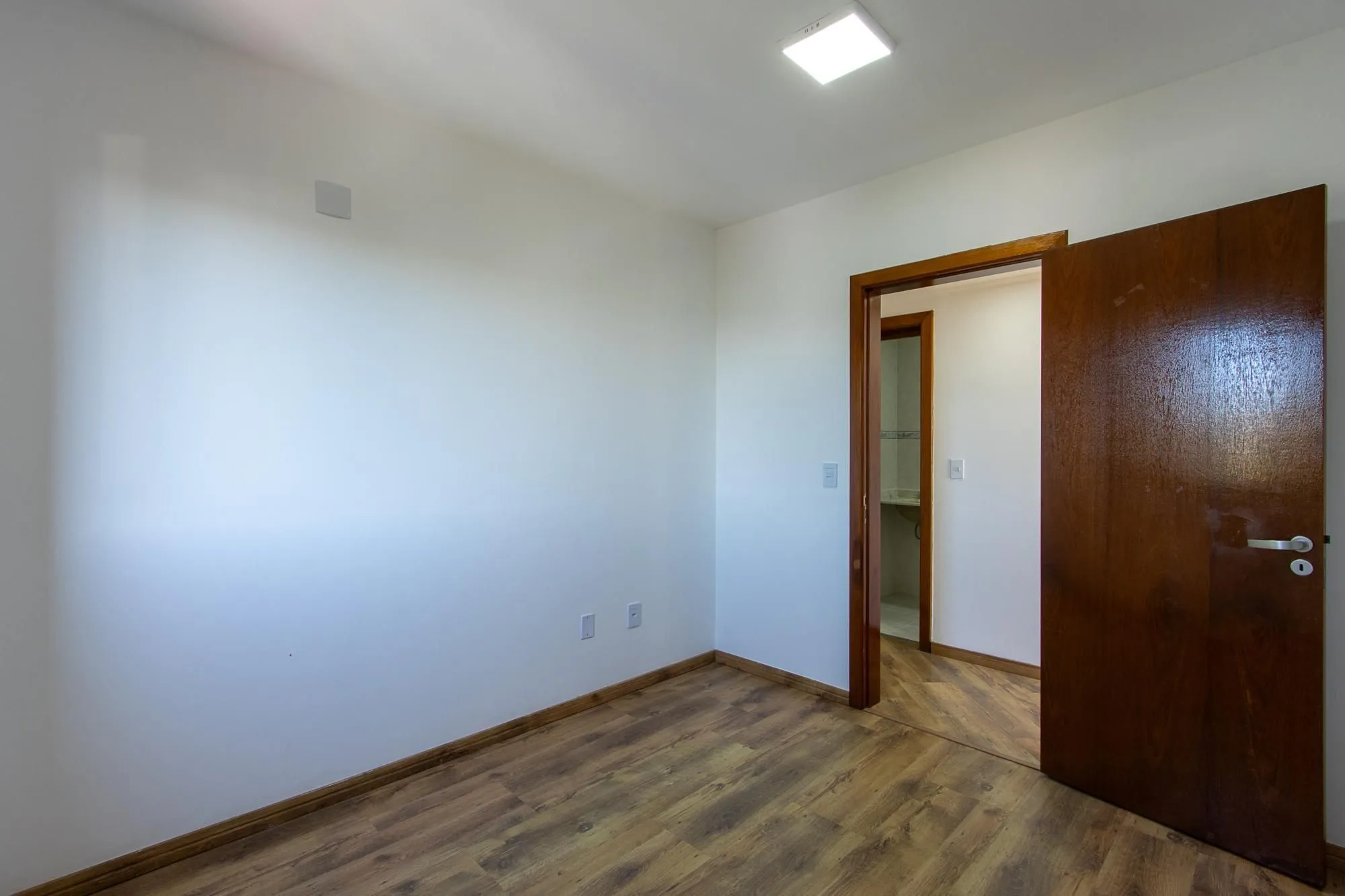Imagem Apartamento de 2 dormitórios, 1 suíte e 2 vagas de garagem no bairro Tristeza.