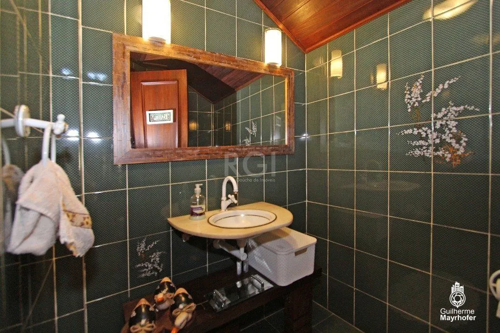 Imagem Casa para Venda - 240m², 5 dormitórios, sendo 1 suites, 3 vagas - Menino Deus