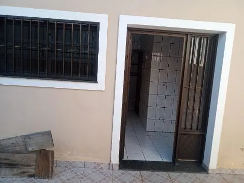 Imagem LOCAÇÃO COMERCIAL DE CASA NO JARDIM PLANALTO, EM ARUJÁ/SP, 400m² com 4 dorm, 3 salas, quintal amplo, churrasqueira e garagem p/ 4 autos. CONSULTE-NOS.