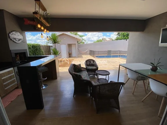 Imagem Casa à venda, com sala de estar e jantar integradas à área gourmet, piscina e terreno espaçoso. ...