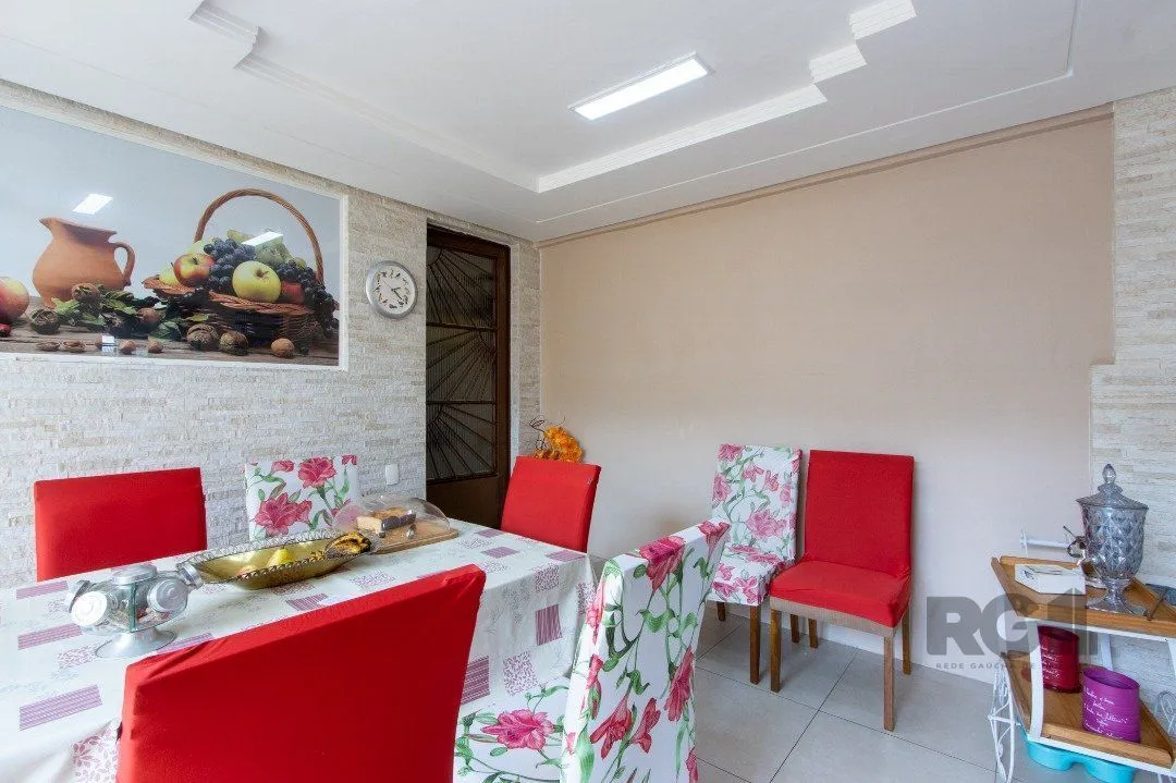 Imagem Sobrado, 3 quartos, 2 banheiros, pátio, 2 vagas, piscina - Bairro Vila Nova
