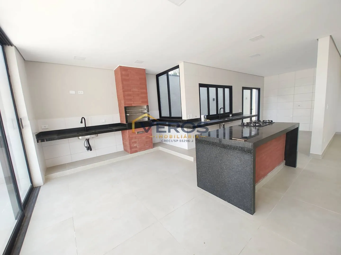 Imagem Casa a venda com piscina a 80m da praia Massaguaçu em Caraguatatuba