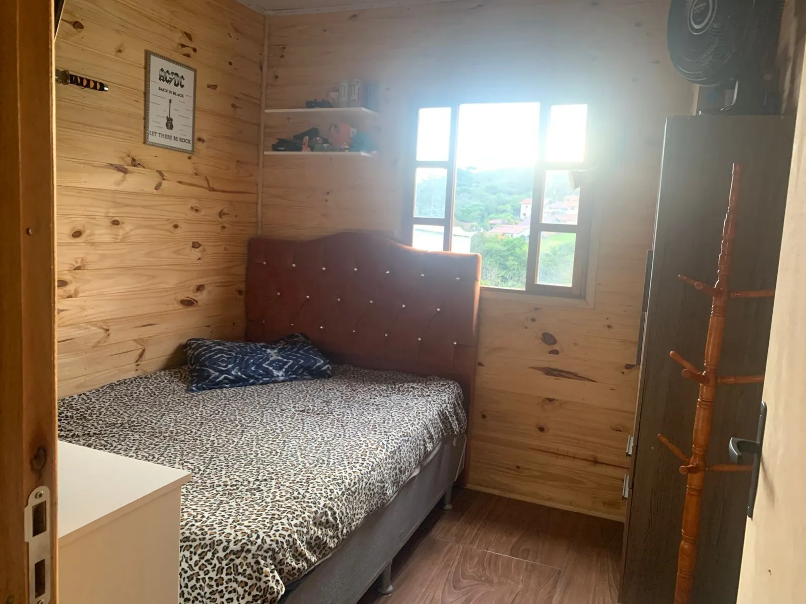 Imagem Terreno com 2 casas pré-fabricadas recém-construídas