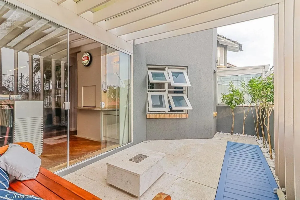 Imagem Casa em Condomínio à venda com 286m², 3 dormitórios, 1 suíte, 3 vagas, no bairro Jardim Isabel em Porto Alegre