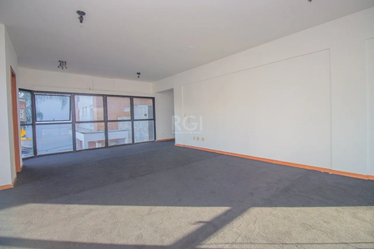 Imagem sala comercial com duas vagas de garagem e dois banheiros no bairro Petrópolis em Porto Alegre.