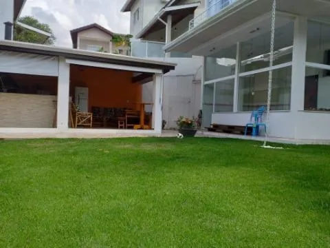 Imagem VENDA DE CASA NO CONDOMÍNIO ARUJÁ COUNTRY CLUB, EM ARUJÁ/SP, 380m² com 3 suítes, área gourmet com churrasqueira, cinema e 4 vagas. CONSULTE-NOS.