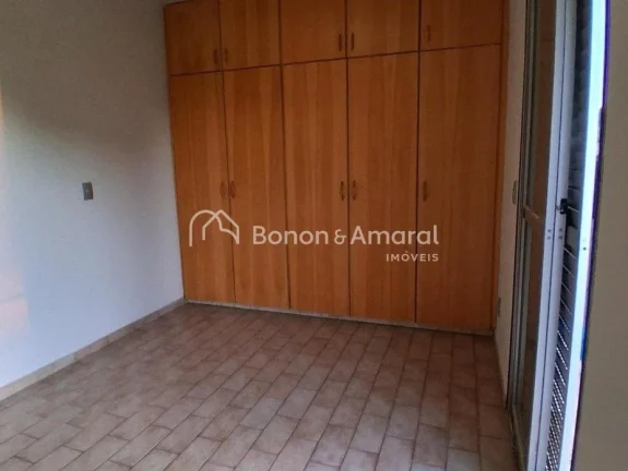 Imagem Linda casa assobrada com 3 quartos sendo 1 suíte, 4 vagas, area de lazer e Localização ótima, pr...