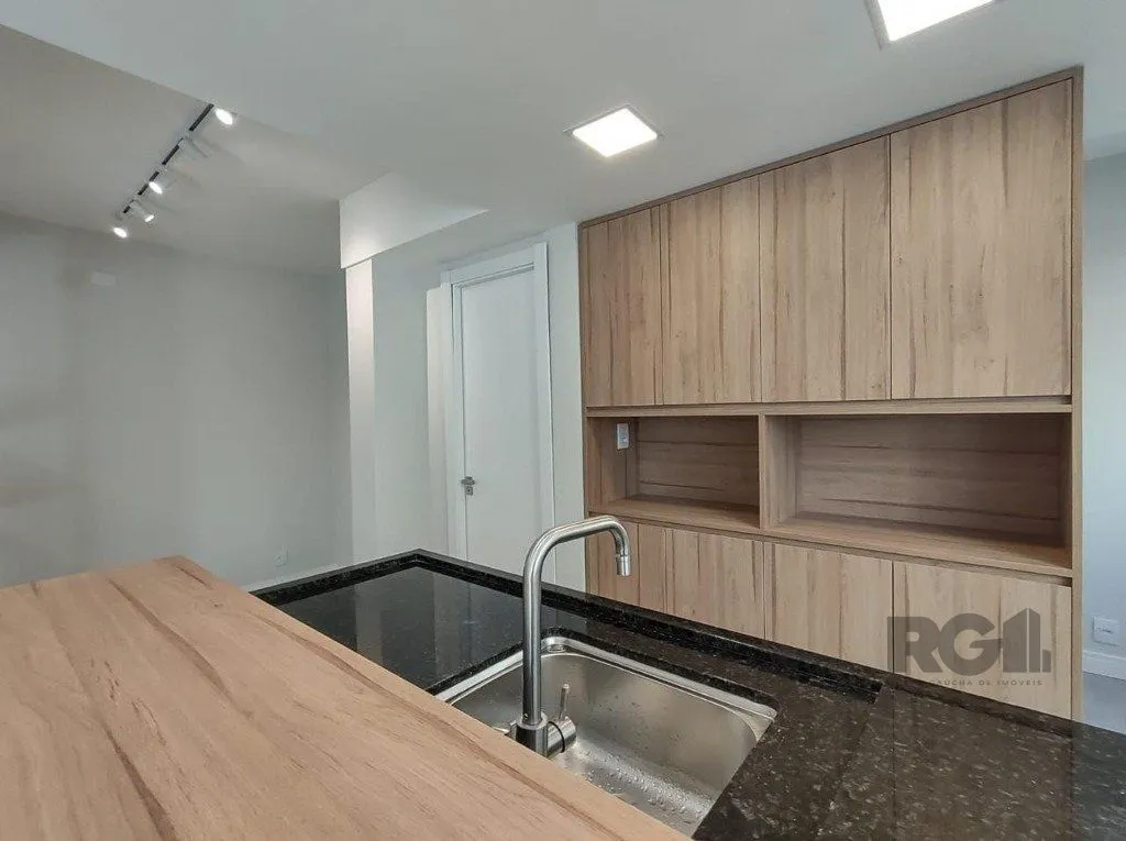 Imagem Apartamento semi mobiliado, 67m², 2 dormitórios, 1 vaga no bairro Petrópolis