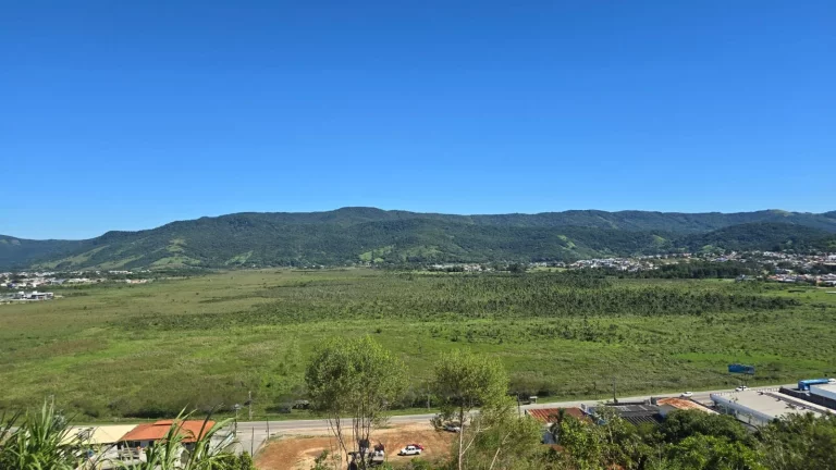 Imagem Terreno 2.094,88m² no Cond. Pôr do Sol, Centro de Garopaba-SC: Invista Já!