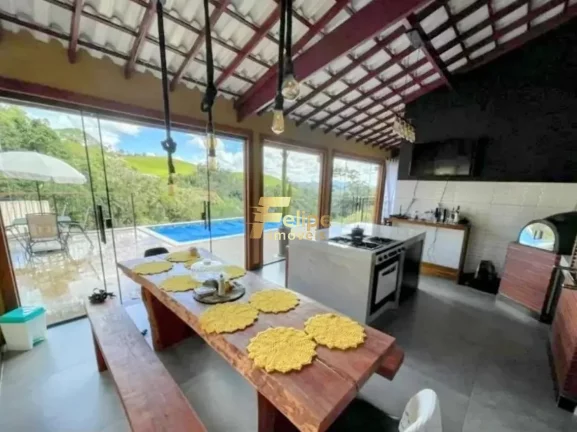Imagem PEDRA AZUL. CONDOMÍNIO PARTICULAR. CASA DE CAMPO LINEAR, MOBILIADA COM PORTEIRA FECHADA.