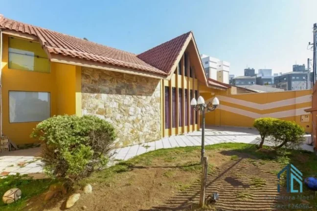 Imagem Casa com edícula a venda, 03 quartos c/suíte, no Portão em Curitiba PR