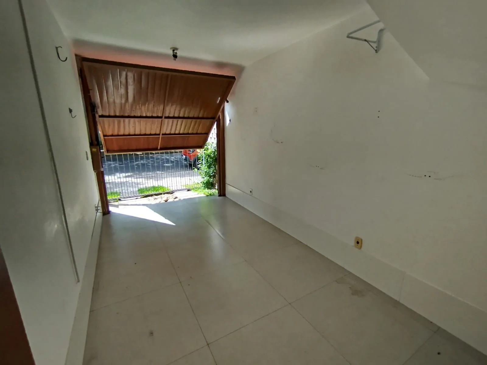 Imagem Casa com 03 quartos e 01 vaga no Bairro Cristal