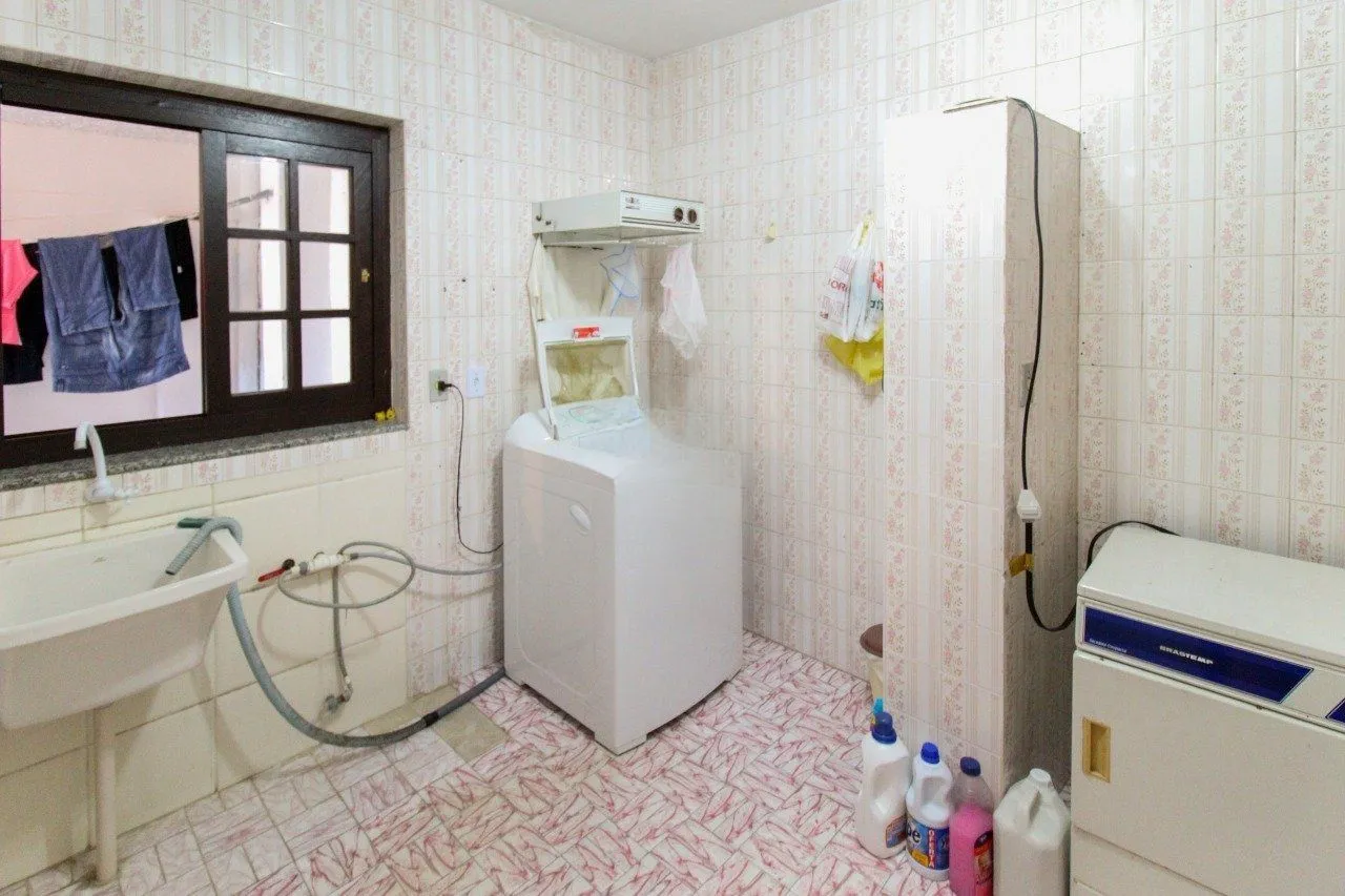 Imagem Casa com 6 dormitórios à Venda no Bairro Jardim Carvalho, Porto Alegre