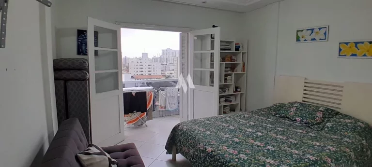 Imagem APARTAMENTO FRENTE NO BAIRRO EMBARÉ COM 3 QUARTOS (01 SUÍTE) + DEPENDÊNCIA COMPLETA, VISTA LIVRE, 01 QUADRA DA PRAIA.