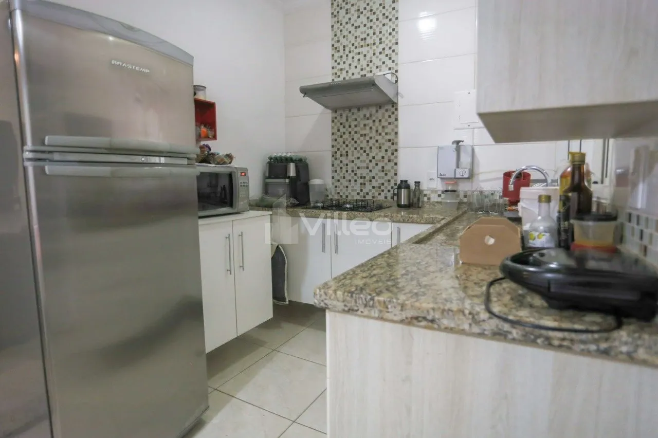 Imagem Casa de esquina com 2 casas no mesmo terreno, ideal para morar com a família ou ter uma segunda ren...