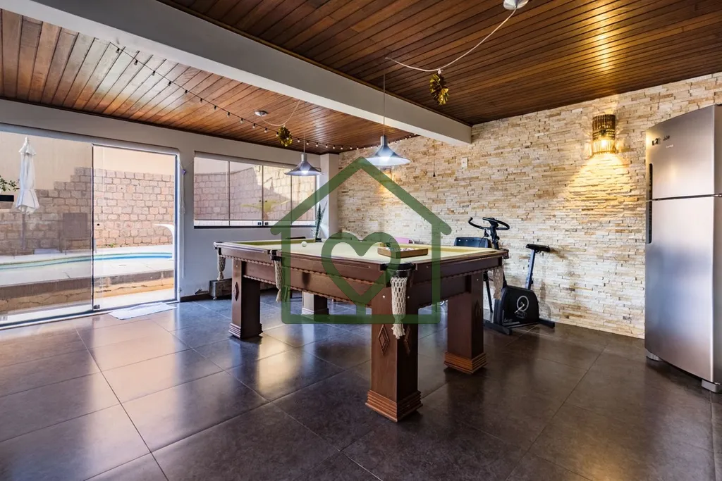 Imagem CASA EM CONDOMÍNIO ABERTO DE 271m² COM 3 DORMITÓRIOS (1 SUÍTE MASTER), 3 BANHEIROS, 2 SALAS DE E...