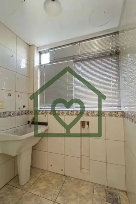 Imagem Imóvel com 02 dormitórios, living amplo , cozinha, banheiro social com box e armários, 01 vaga pa...