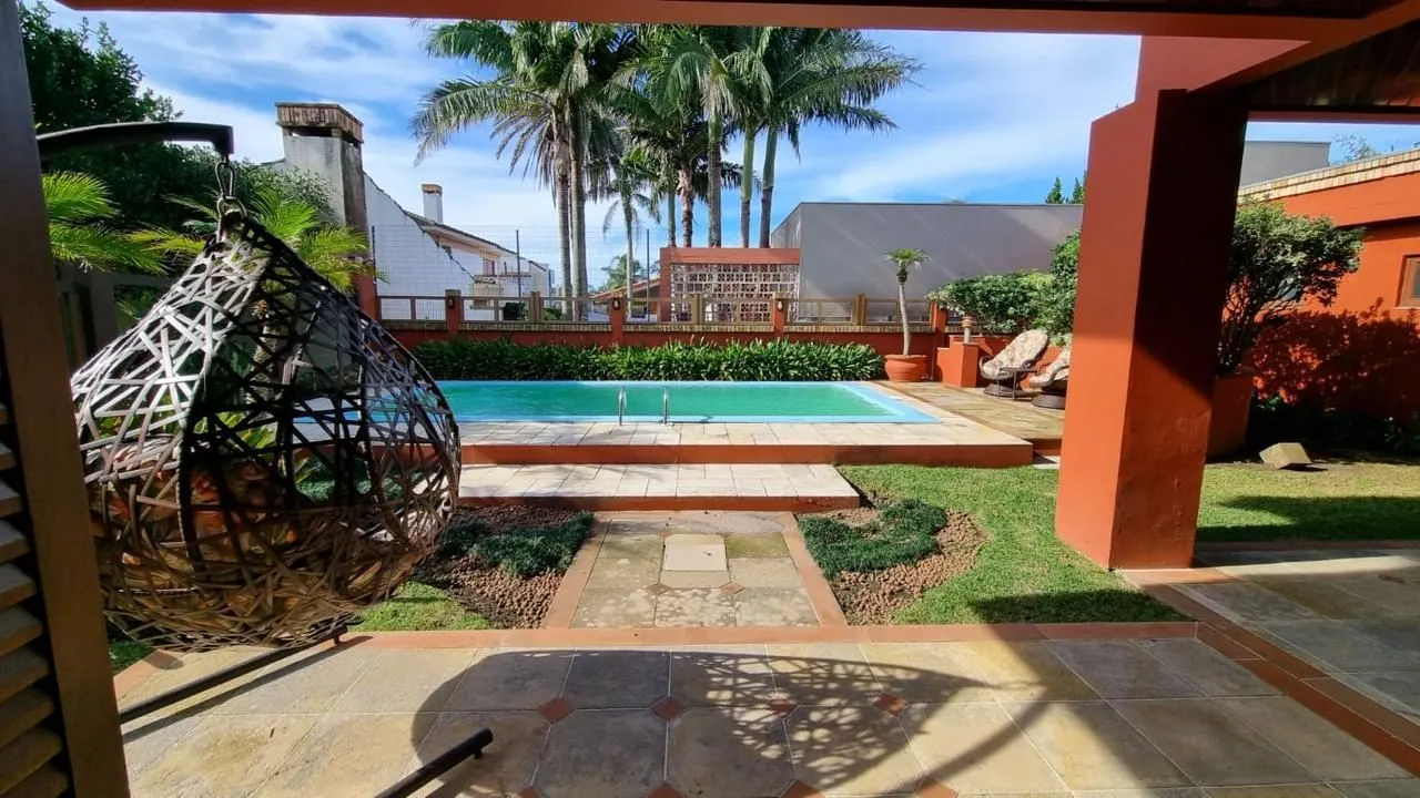 Imagem Casa em XANGRI-LÁ com 5 dorm. 3 suítes, piscina aquecida e 471 m², 400 m. mar.