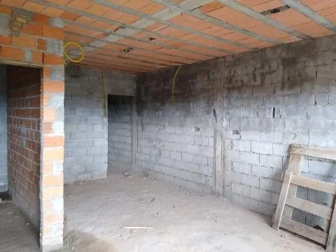 Imagem VENDA DE CASA EM CONSTRUÇÃO NO JARDIM RIO NEGRO, EM ITAQUAQUECETUBA/SP, 160m² com 3 quartos, suíte, sala de estar e garagem para 4 autos. CONSULTE-NOS