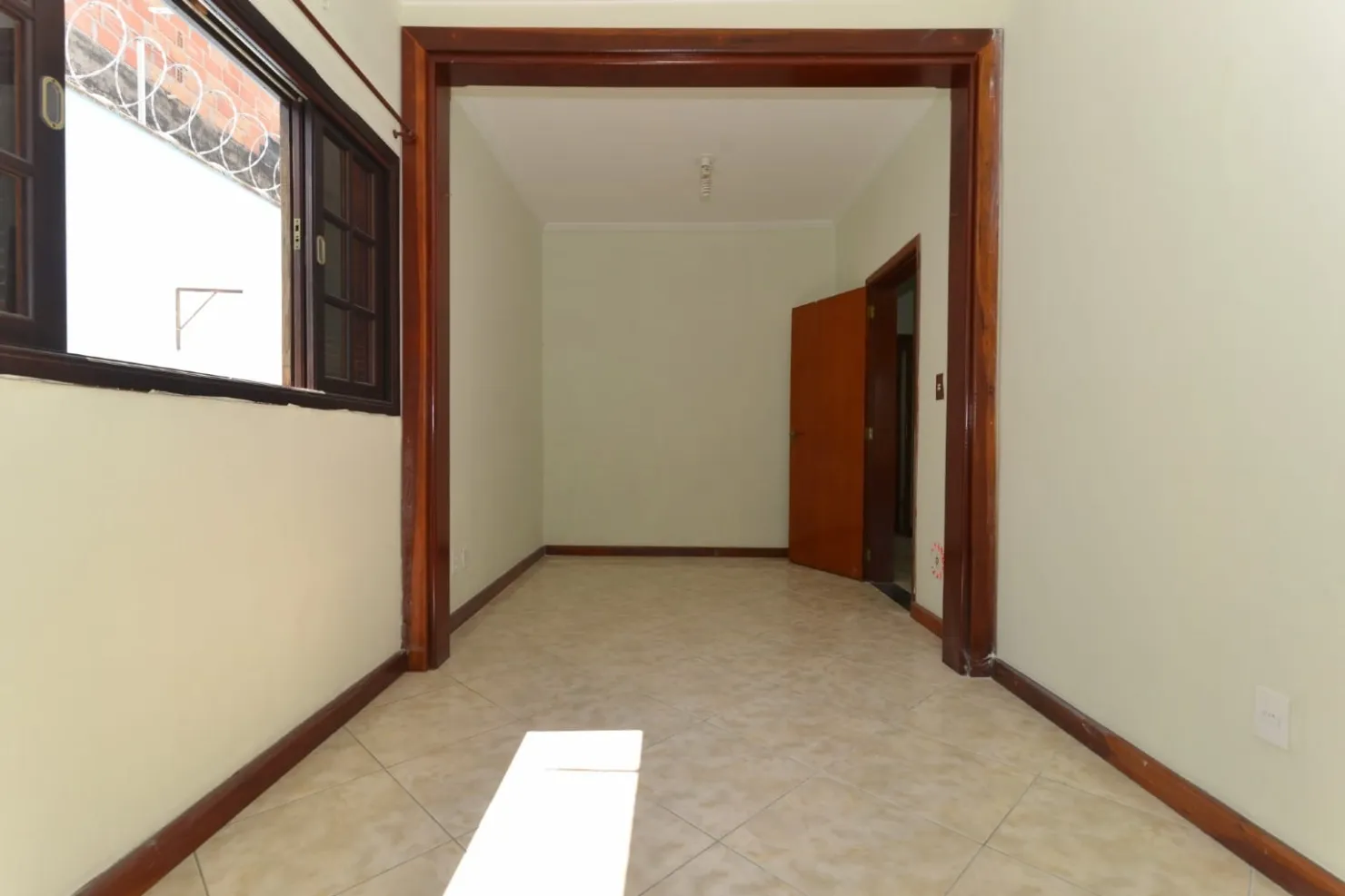 Imagem Casa à venda 2 Quartos, 1 Vaga, 220M², Chácara São Silvestre, Taubaté - SP