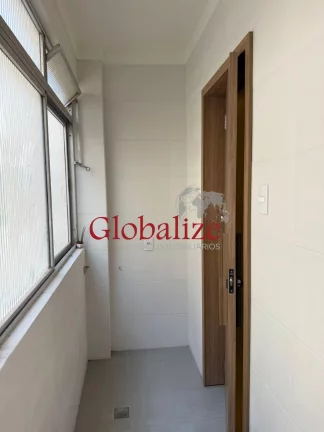 Imagem Apartamento à venda com 68m², quartos, garagem, reformado por R$440.000,00 no Embaré em Santos
